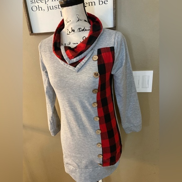 Tops - Beautiful longer shirt size Woman’s S gray and flannel plaid red black